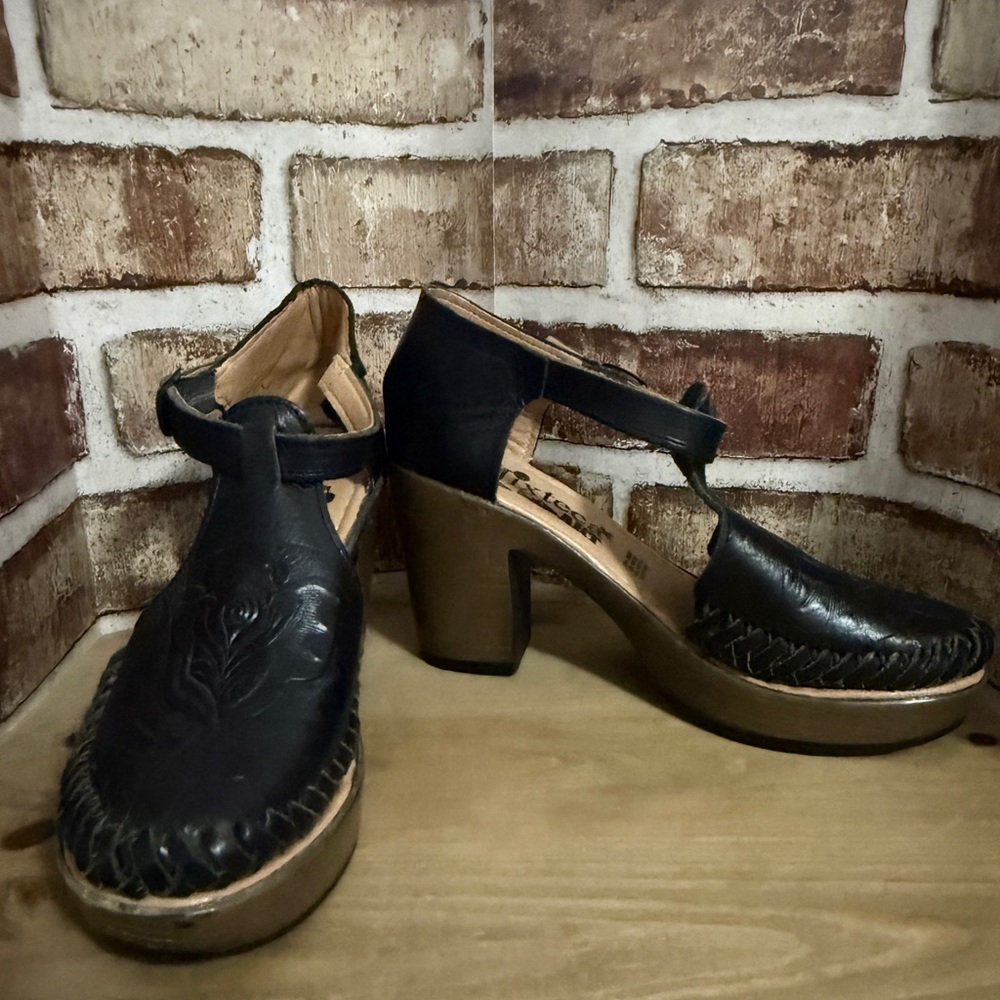 Women’s Black Leather Huarache Heeled Sandals-size 8